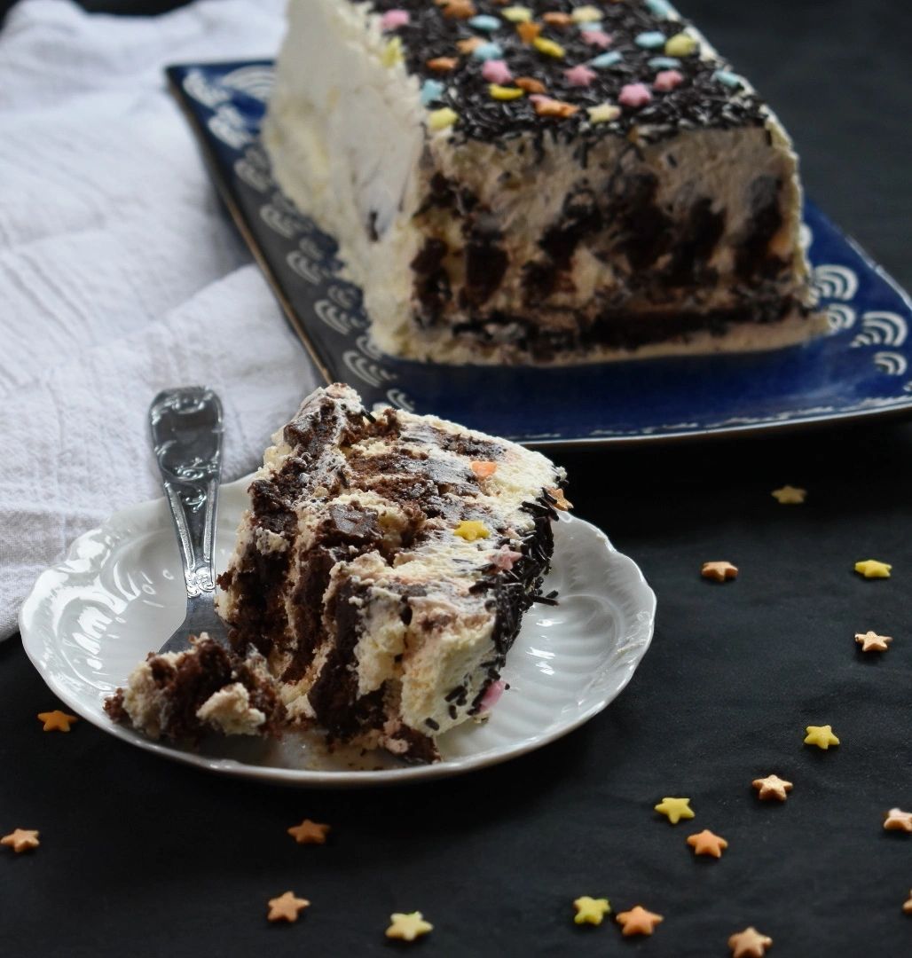 Easy Chocolate & Vanilla Icebox Cake (No Bake Summer Dessert)